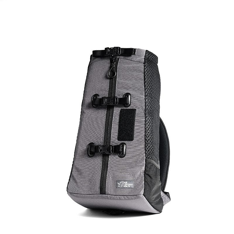 rugzak, grijze tas, dreun slot, mesh panel, ritsaanstelling