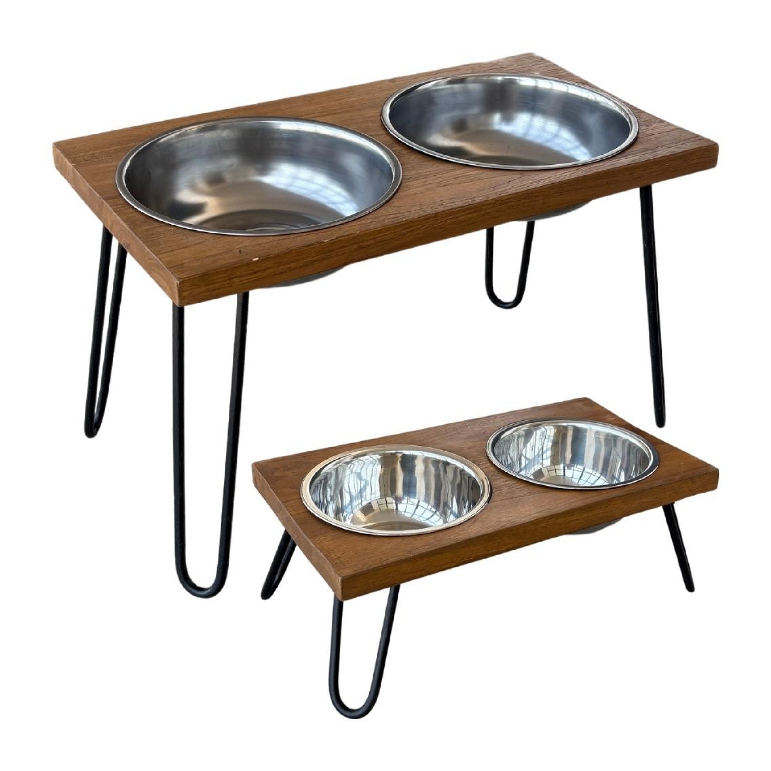 dierenvoer-kom, dubbel-bak, houten-plank, -metaal-bak, kinder-standaard, voerbakken, houten tafel, stalen kommen, tweepunt poten, indoor buiten huisdier