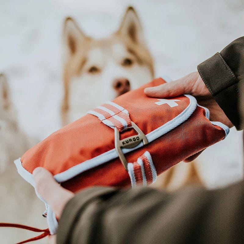 Kurgo First Aid Kit Paprika – EHBO-set voor honden (50-delig)